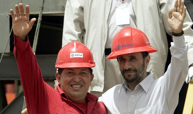 En el año 2007, los presidentes Chávez y Ahmadinejad firmaron un acuerdo para la construcción de dos plantas gemelas para la producción de metanol. Foto Referencial /AP Referencial