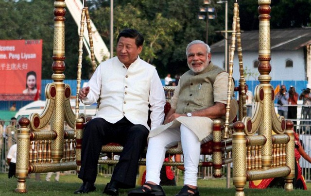 El primer ministro de India, Narendra Modi, posa junto al prsidente de China Xi Jinping durante la visita de éste a India