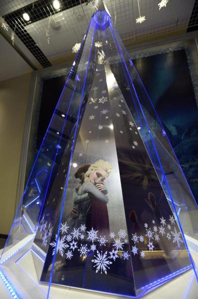 Vista de un árbol de navidad de platino con motivos de la película de Disney "Frozen" es puesto a la venta por 2,55 millones de dólares en una tienda en Tokio (Japón) hoy, miércoles 19 de noviembre de 2014. EFE/Franck Robichon