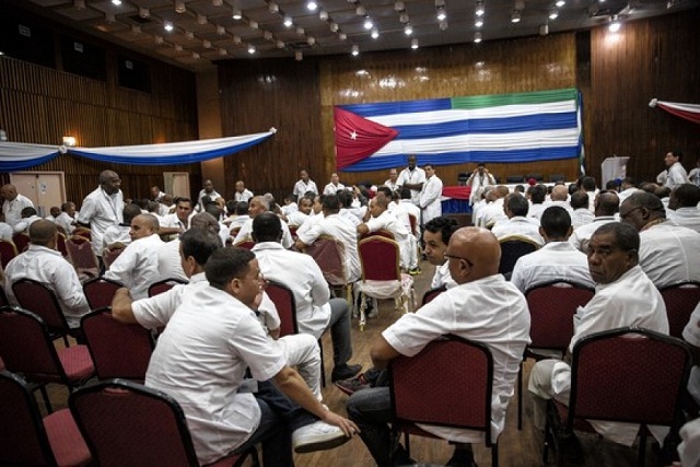 Médicos cubanos en un hotel de Sierra Leona / Foto Cuba Si