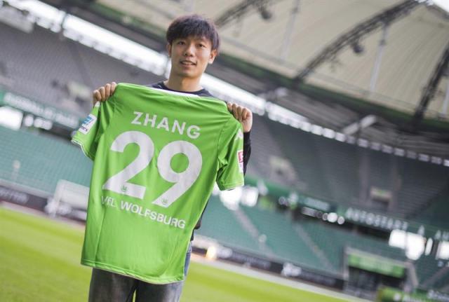  El nuevo fichaje del Wolfsburg Xizhe Zhang posa durante su presentación en Volkswagen Arena en Wolfsburgo (Alemania) hoy, martes 16 de diciembre de 2014. (foto EFE/Julian stratenschulte)