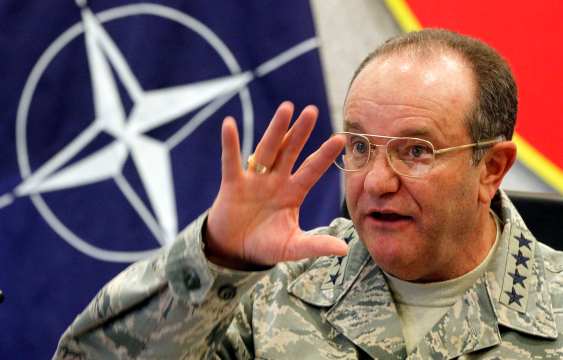 Foto: El general Philip Breedlove durante una entrevista en las oficinas de la OTAN en Nápoles / Reuters