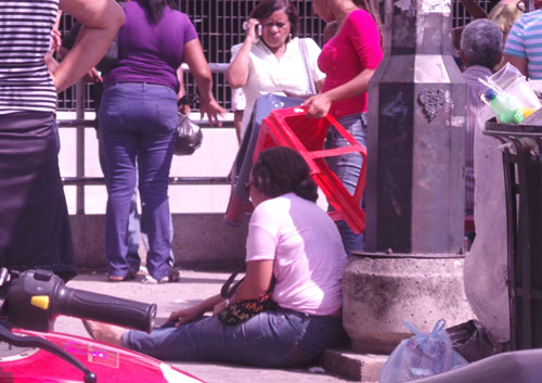 Algunos compradores se rindieron al cansancio. (Foto Clemente Espinoza