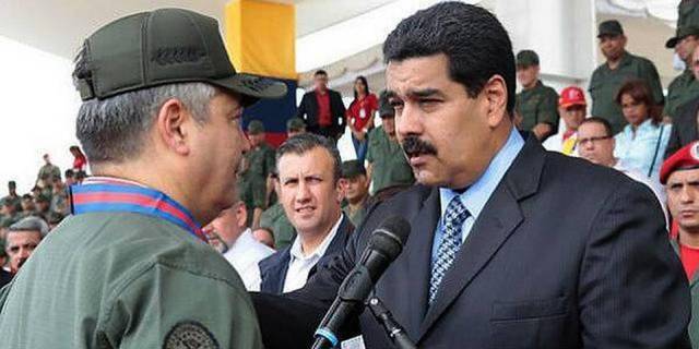  El mayor general Giuseppe Ángelo Yoffreda Yorio, izquierda, señalado como presunto responsable de actos de corrupción, con el gobernante Nicolás Maduro en una fotografía de archivo. Prensa Miraflores  