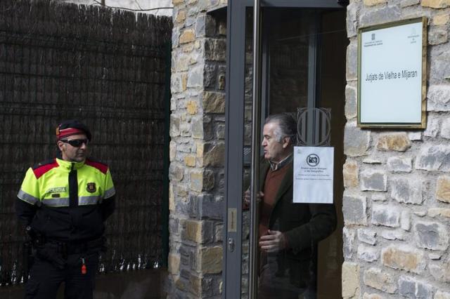 El extesorero del PP Luis Bárcenas a su salida del juzgado de Vielha (Lleida) donde se ha presentado a primera hora de la mañana cumpliendo así con lo indicado por la Audiencia Nacional, que le dio permiso para irse 14 días de vacaciones a la zona de Baqueira Beret, donde tiene una casa junto a la estación de esquí del Vall d'Aran. EFE/Alejandro García