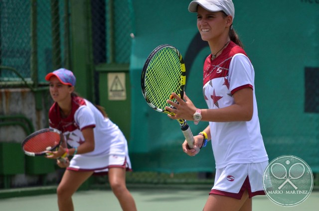 NICOLE DISCENZA Y SOFÍA FORTUÑO ESPERANDO SERVICIO CHILENO