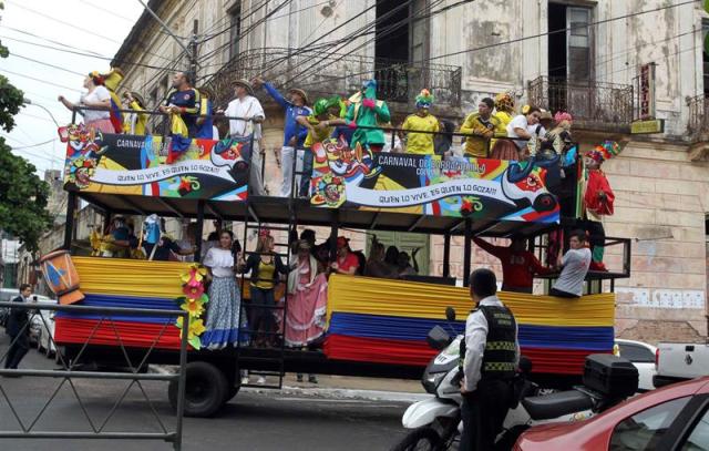 Un grupo folclórico de Colombia se suma a la celebración hoy, jueves 14 de mayo de 2015, en la conmemoración del Día de la Independencia de Paraguay, en la sede del Palacio de Gobierno de Asunción (Paraguay). El presidente Horacio Cartes instó hoy a lograr la "victoria contra la pobreza y la corrupción" como medio de alcanzar el desarrollo económico y social de Paraguay, durante su mensaje al país por el Día de la Independencia. EFE/Andrés Cristaldo