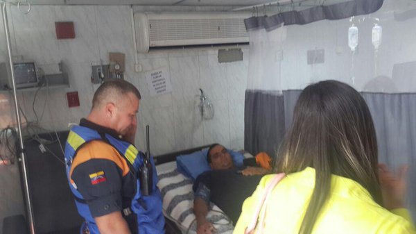 El funcionario de Protección Civil Táchira, Dixon Gómez, solo inhaló el agua y también debió ser hospitalizado