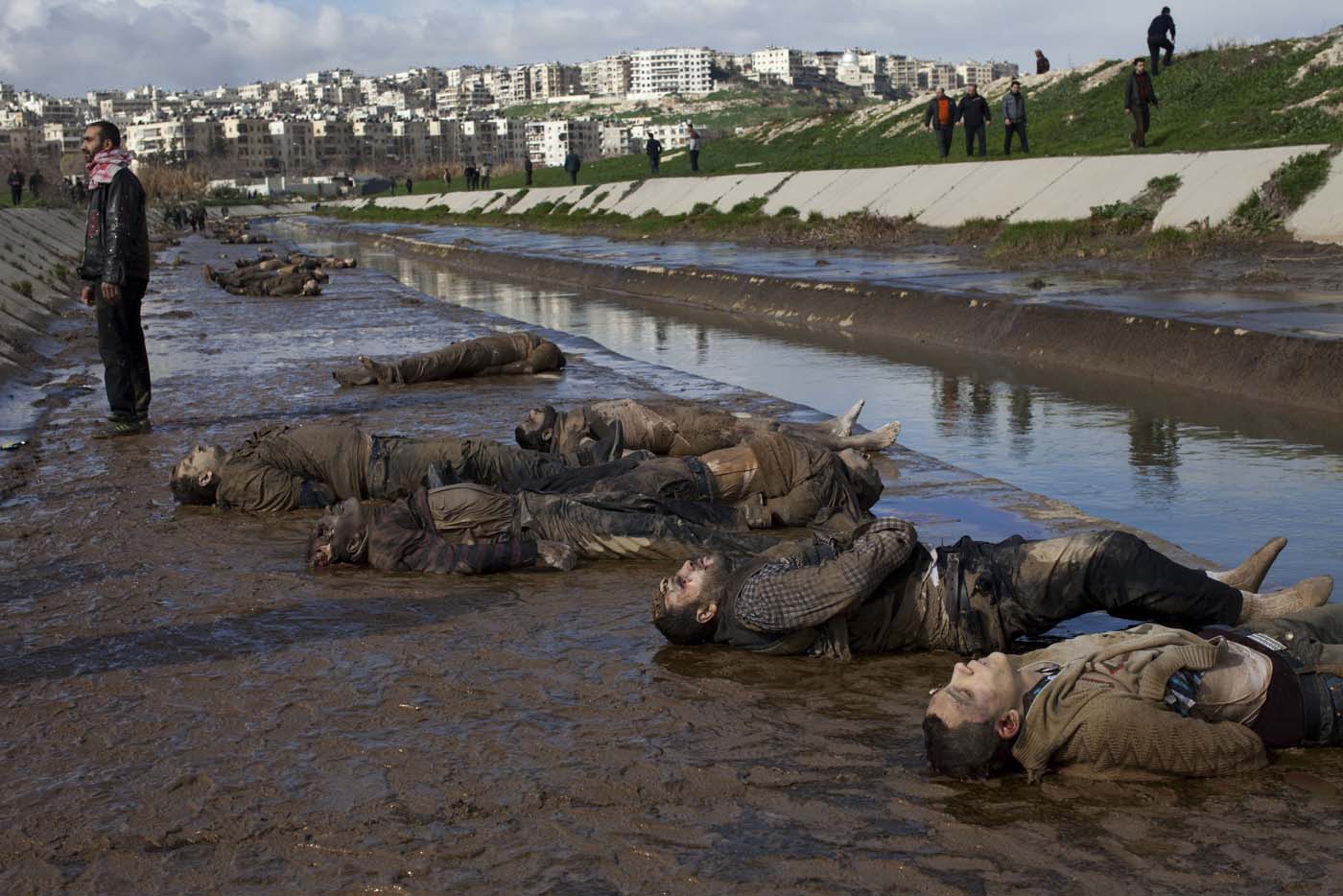 Hallan en río de Siria unos 80 jóvenes ejecutados (Imágenes Fuertes)