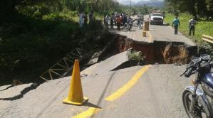 En fotos: Un puente en Caucagua se desplomó