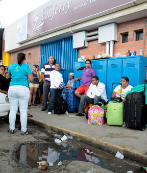 Horas de espera por un boleto hacia tierra firme