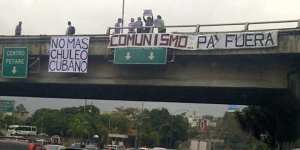 “Comunismo pa fuera” en una pancarta en la Prados del Este (Fotos)