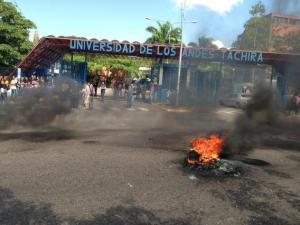 Reportan disturbios en la ULA – Táchira por protestas sobre decisión del TSJ (FOTOS)