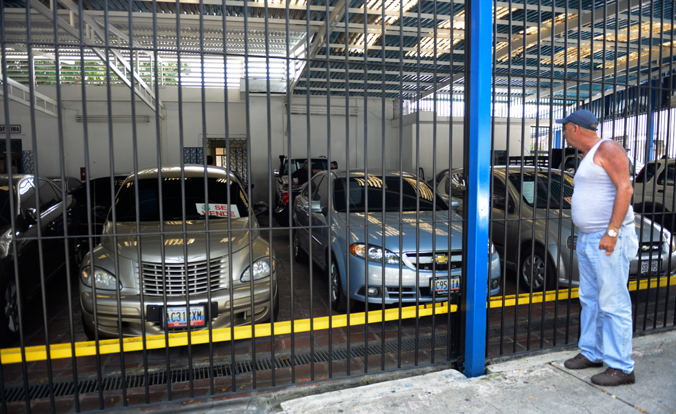 Comprar un carro es casi imposible en Venezuela