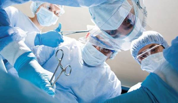 Cirujano extrae tumor monstruoso de 25 kg del ovario de una mujer (Foto sensible)