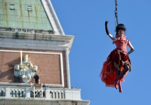 El vuelo del ángel en los carnavales de Venecia (Fotos y Video)