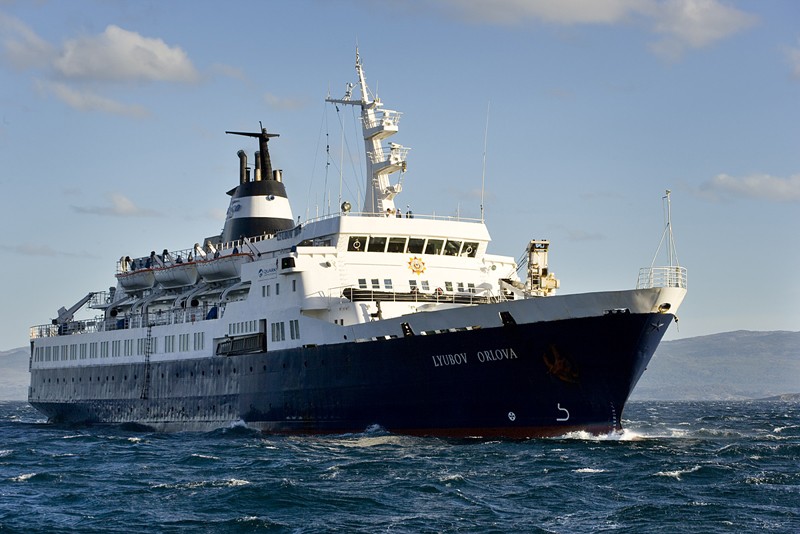 Un barco fantasma a la deriva en el norte del Atlántico