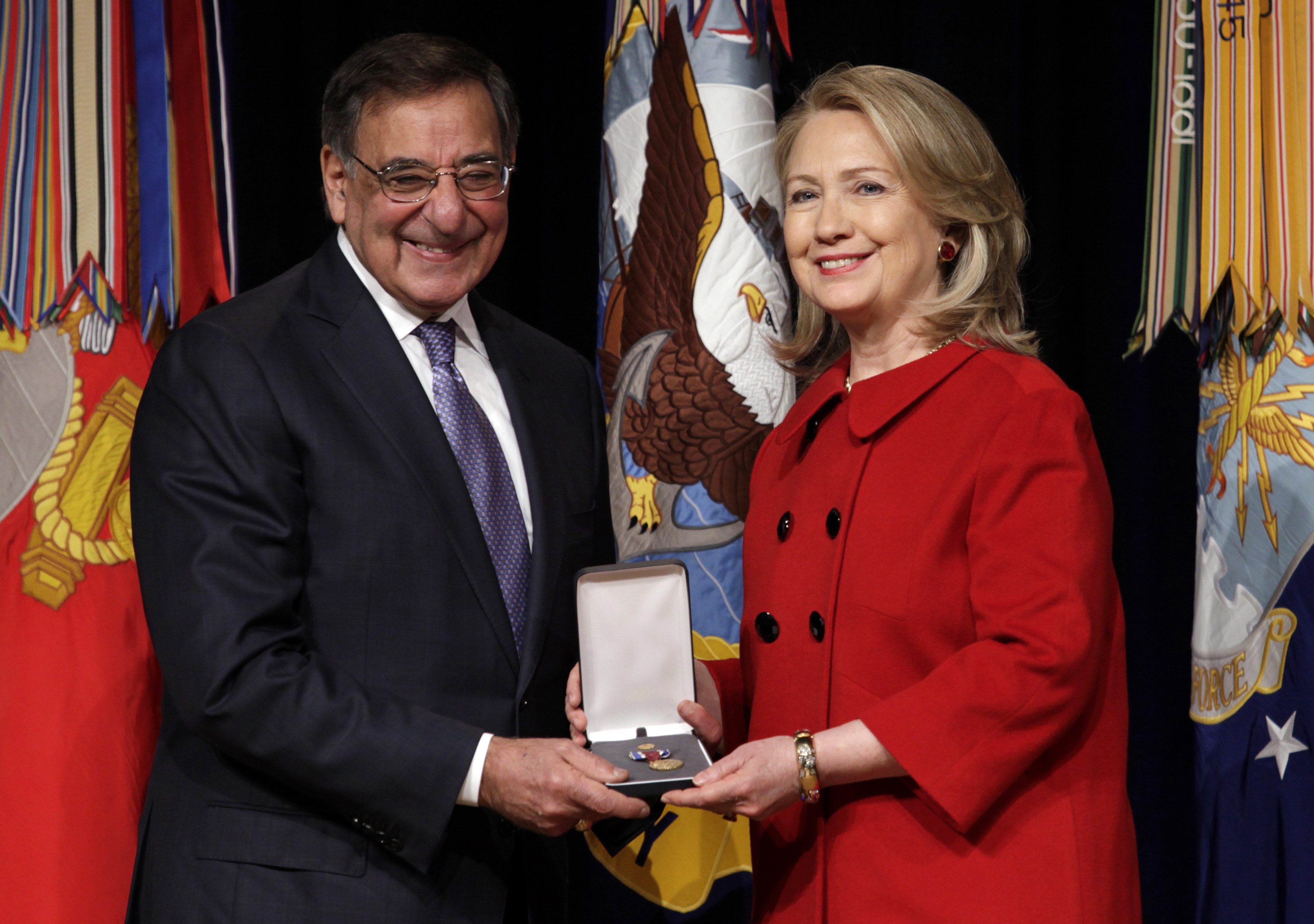 Hillary Clinton recibe el máximo honor civil del Pentágono