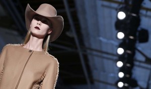 Con un derroche de elegancia arranca la Semana de la Moda en París (Fotos)