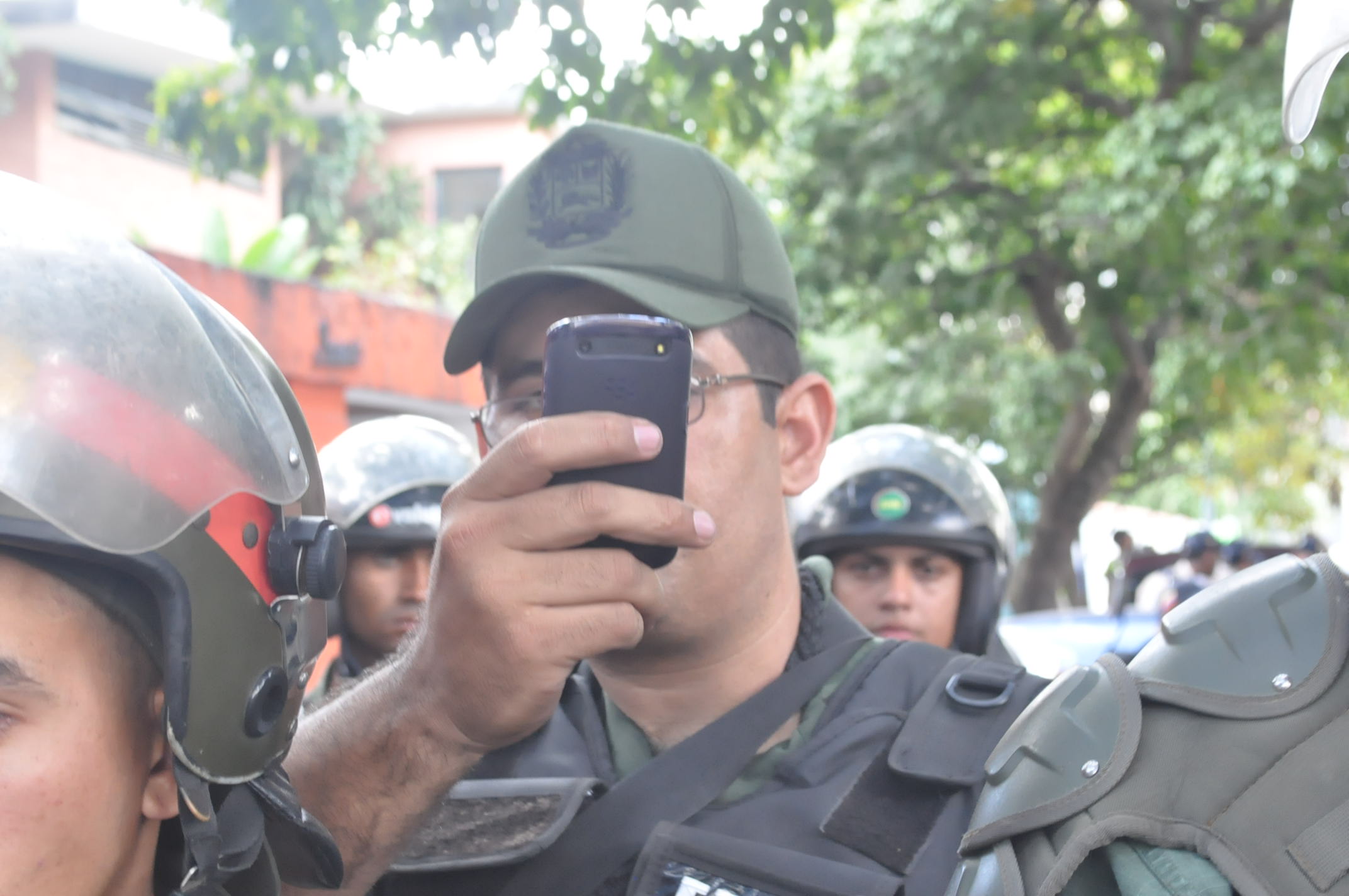 Así fotografió la GNB a los periodistas en la Embajada de Cuba (FOTOS)