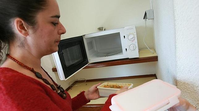 ¿Qué tan seguro es calentar los alimentos en el horno microondas?