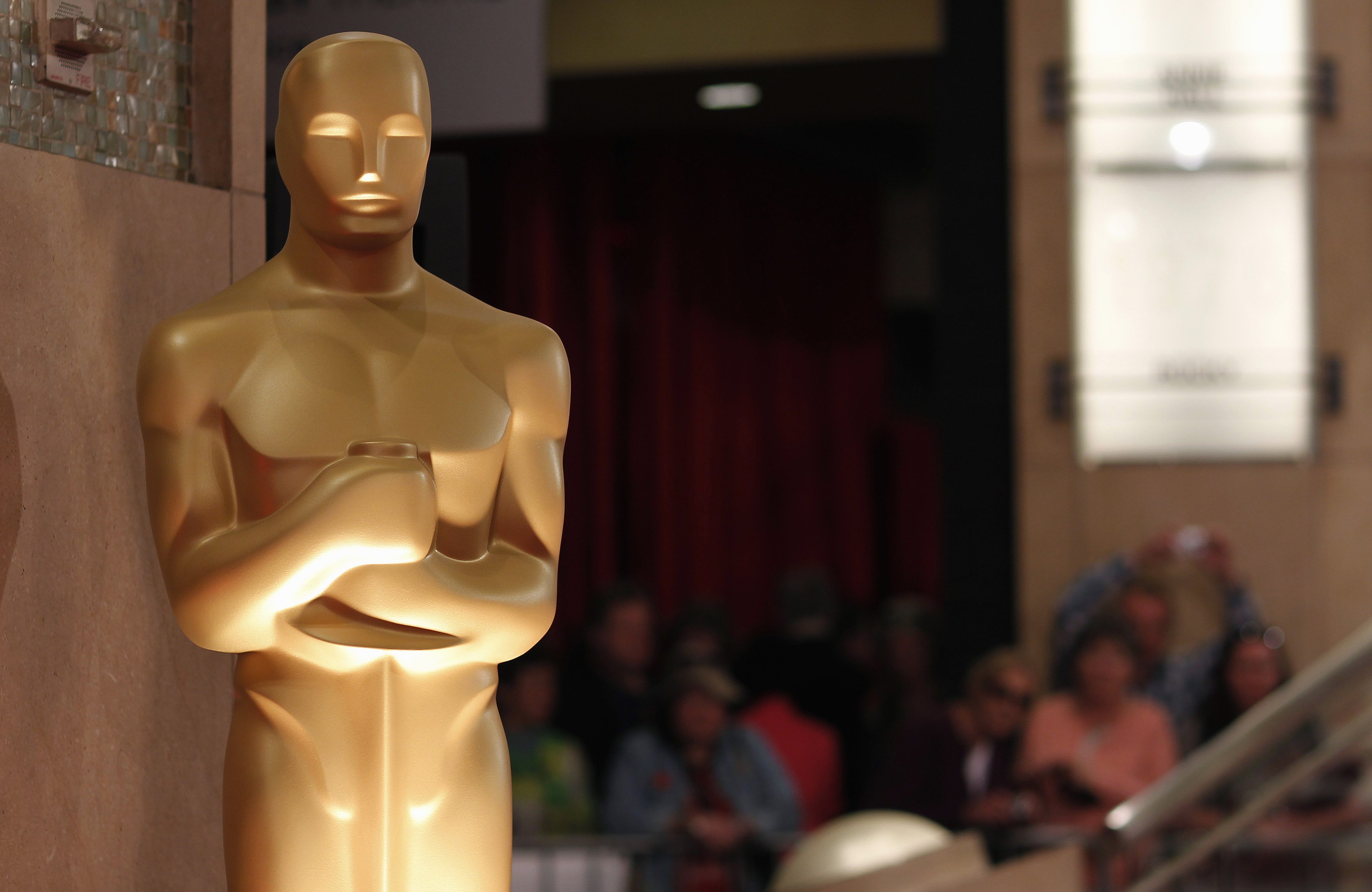 “Argo”, Spielberg y Daniel Day-Lewis suenan como los ganadores de los Oscars