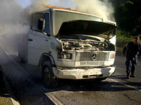 Camión se incendió en la salida del Boquerón 1, sentido a La Guaira (FOTO)