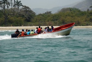 Por fuerte oleaje restringen zarpe de embarcaciones pequeñas en Puerto La Cruz