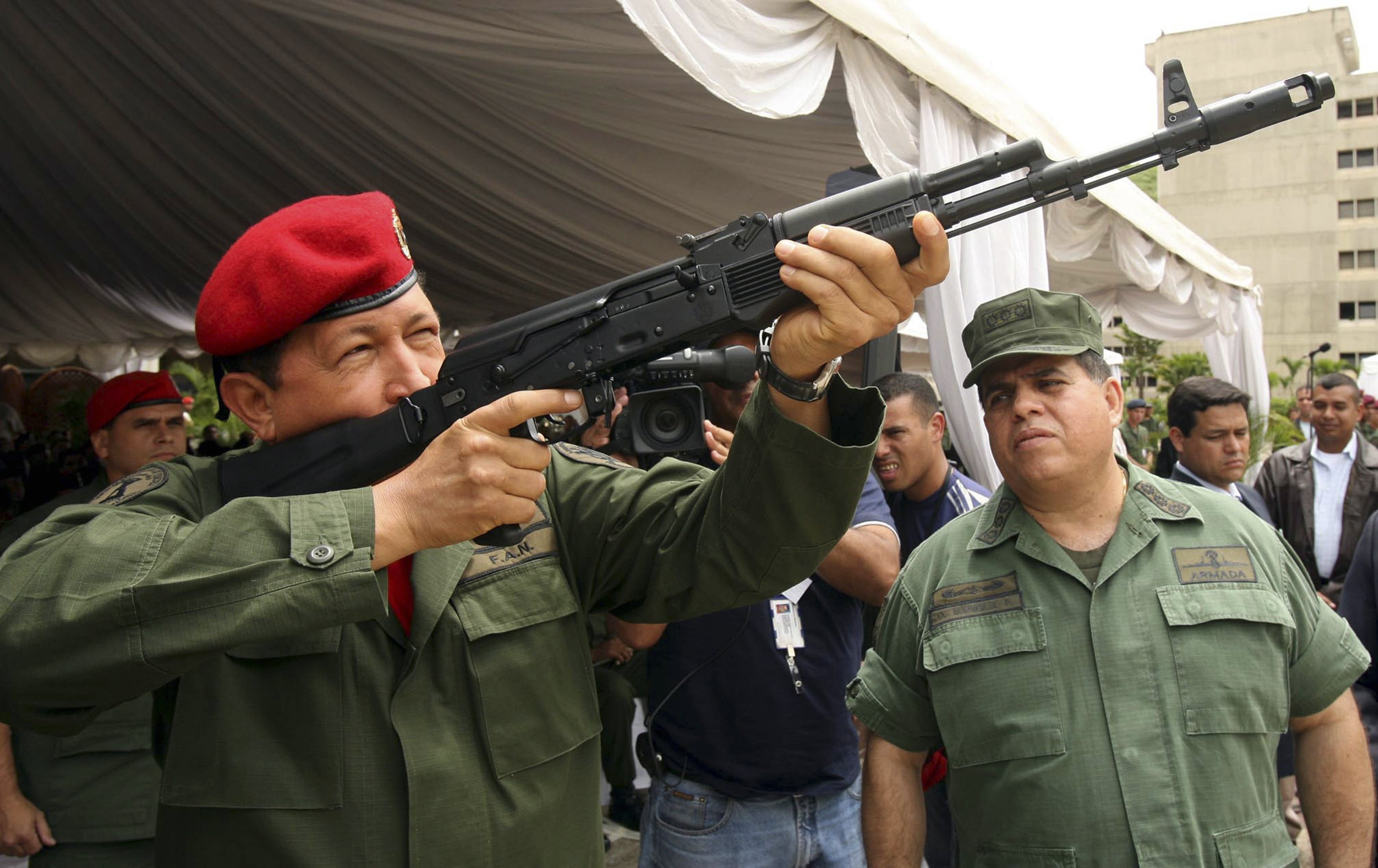 Chávez, de golpista a brevemente derrocado, logró domar a las Fuerzas Armadas
