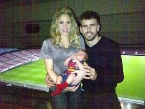 Con minicamiseta del Barça visten a hijo de Shakira y Piqué (FOTO)