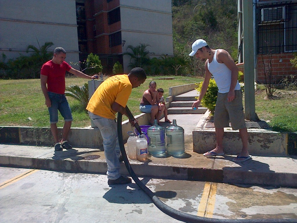 Gobernación de Miranda distribuye 332 mil litros de agua a Nueva Casarapa
