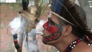 Indígenas pelean contra desalojo (Video)