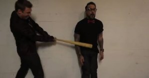 Nick Carter golpea a A.J. con un bate en sus partes íntimas (VIDEO)