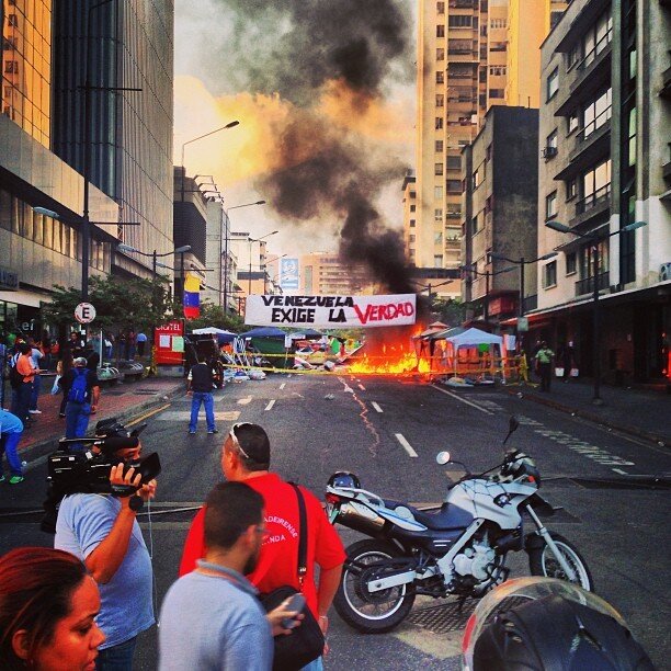 Grupos afectos al gobierno incendian carpas de estudiantes en Chacao (FOTOS)