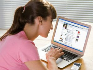 Facebook añade emoticones y nuevas opciones de tagueo en EEUU