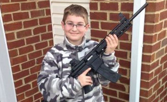 Padre irresponsable pone en Facebook foto de su hijo con un fusil
