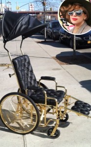 En esta silla de ruedas de oro se recupera Lady Gaga (FOTO)