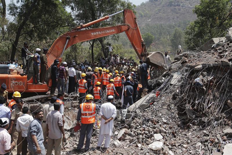 Al menos 39 muertos por el derrumbe de una casa en la India (Fotos)
