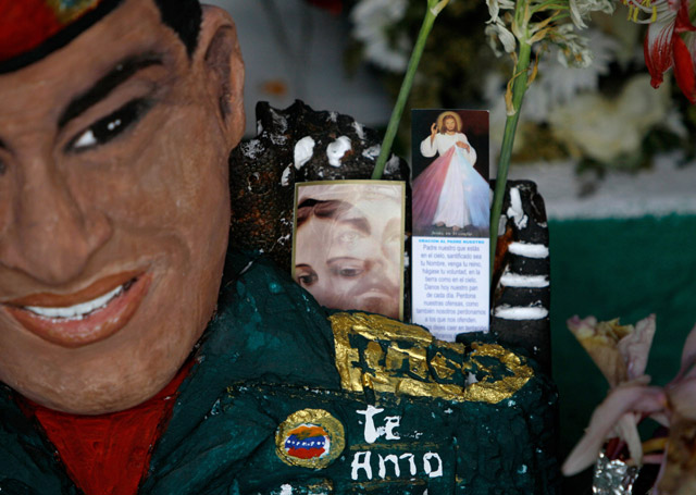 El insólito y hereje culto al “santo Chávez” (Fotos)
