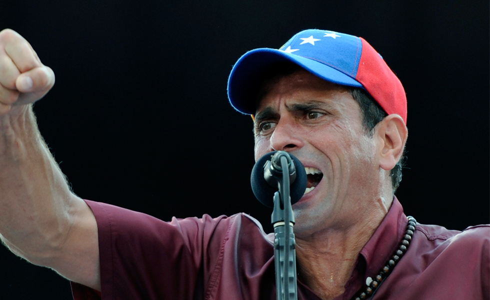 Capriles dice que no irá al CNE a firmar nada: Yo firmo aquí, delante del pueblo