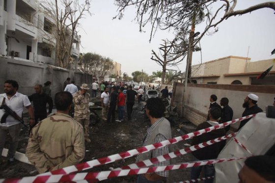 Carro bomba estalla frente a embajada de Francia en Libia