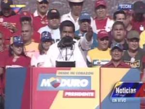 Maduro: Capriles se disfraza de Chavista vestido de rojo