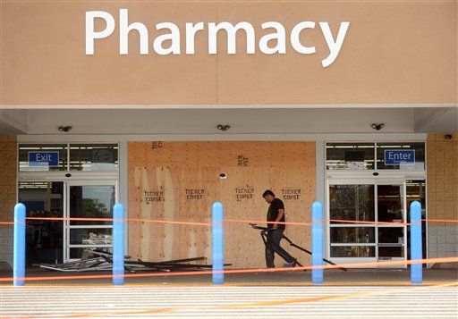 Un hombre estrelló su carro contra una tienda Wal-Mart