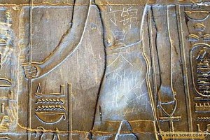 Expertos retiran pintada de joven chino en Templo de Luxor
