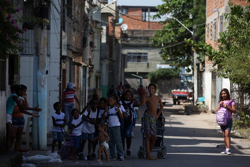 Violan a mujer en autobús de Río de Janeiro delante de los pasajeros