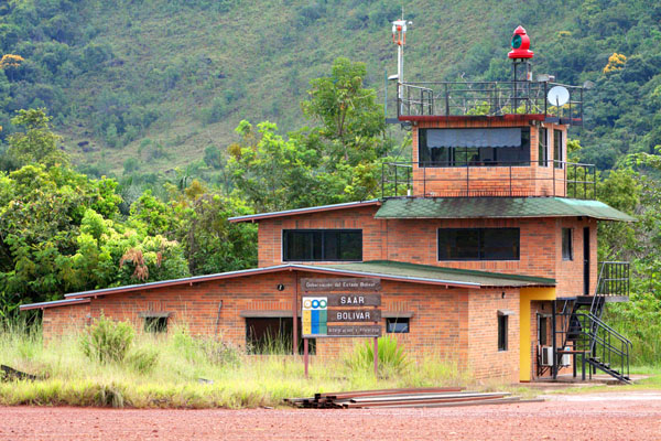 Empresarios abogan por mejorar conexión aérea con Santa Elena