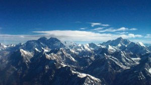 El Everest desde el cielo (Video)