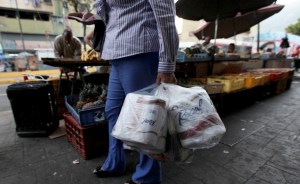 Justifican falta de papel higiénico en que “venezolanos están comiendo más”