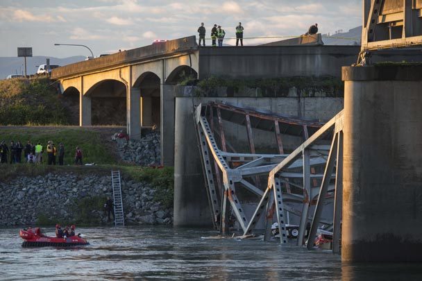 Autos y personas caen al agua al colapsar un puente en EEUU (Fotos)