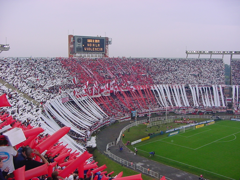 Muere hincha del River Plate al caer de una tribuna